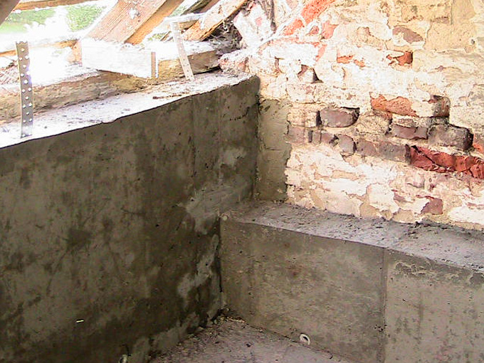 Betonrahmen im bestehenden Gebäude als Aussteifung der Wände