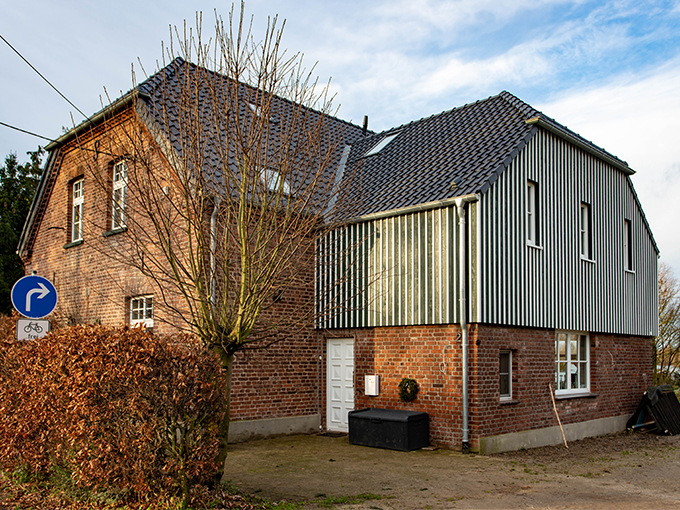 Bestandsgebäude mit Erweiterung Straßenansicht