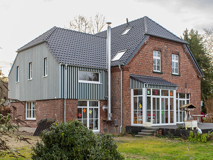 Bestandsgebäude mit Erweiterung Gartenansicht